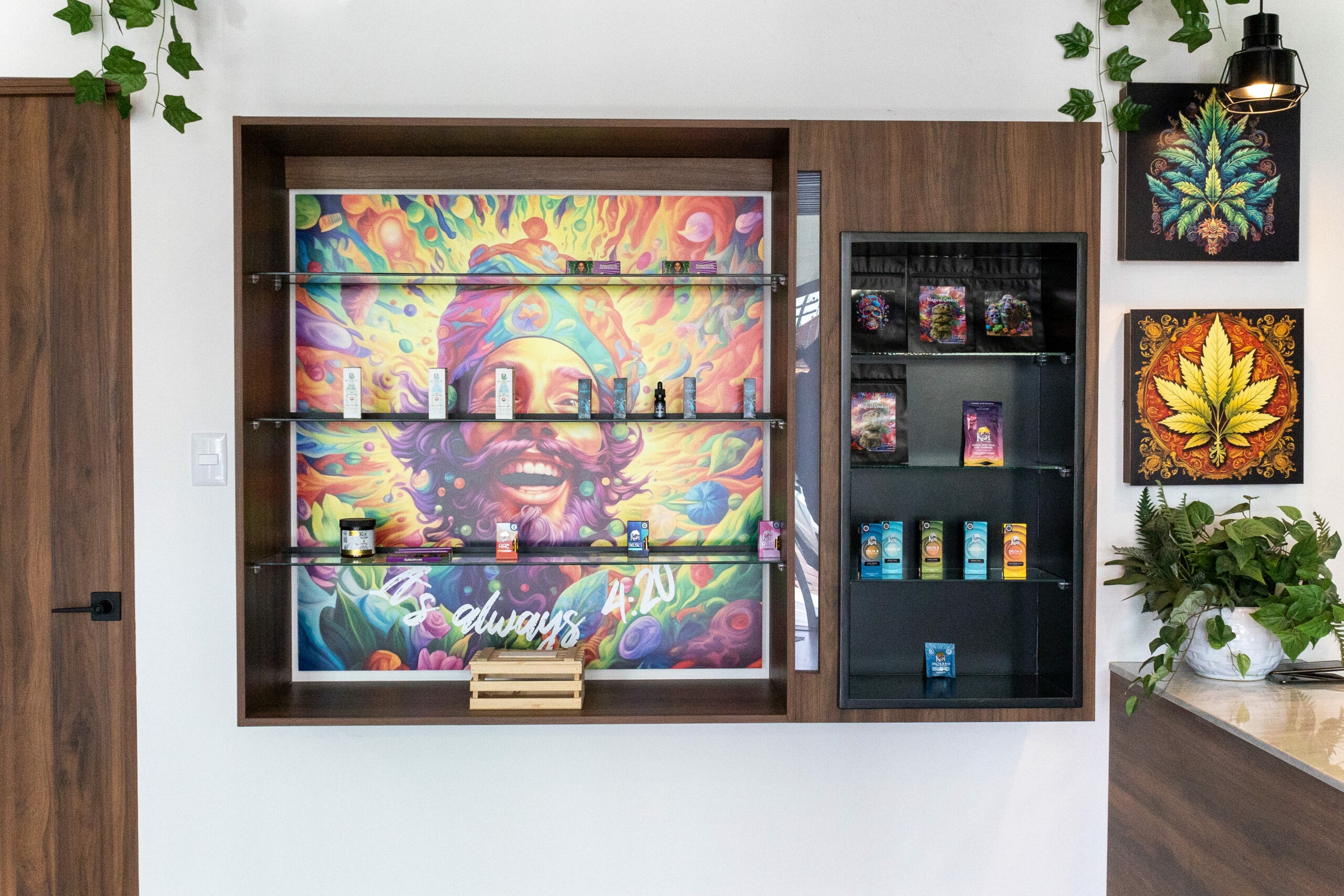 Cliente comprando productos de CBD en Bhaang Delta CBD Stores
