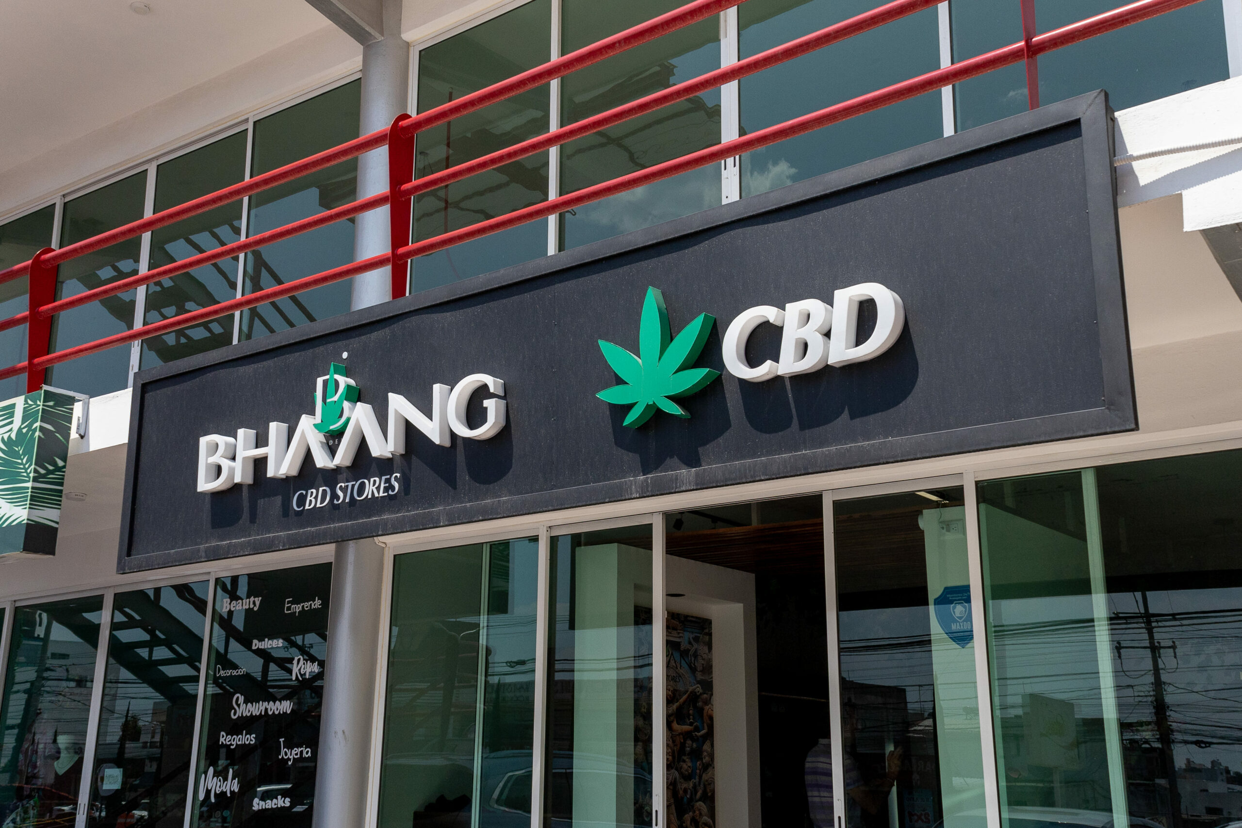 Estantería con productos de CBD en Bhaang Delta CBD Stores