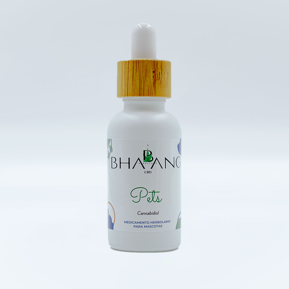 Consumidor examinando productos de CBD y Bhaang